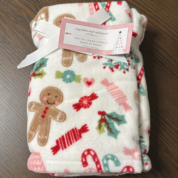 Cupcakes And Cashmere Holiday Christmas Gingerbread Men Set Of 2 Hand Towels New - Picture 3 of 3